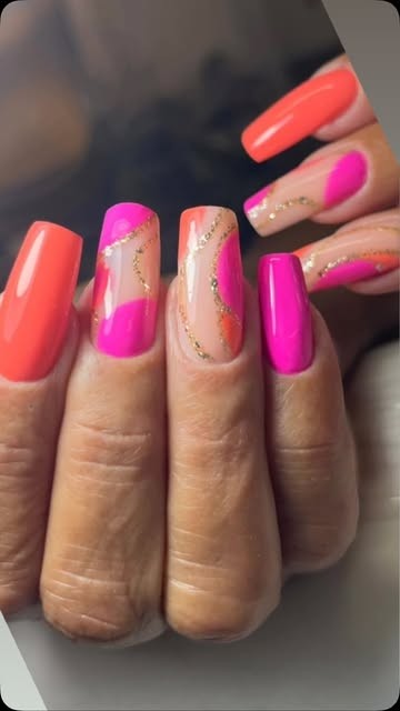 Nail art corallo e fucsia con dettagli oro