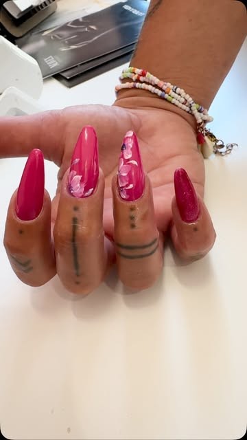 Nail art rosa con fiori